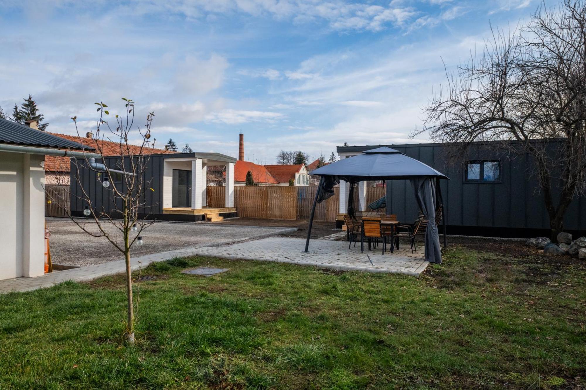Pixel - Tiny Village Tirgu Secuiesc Exterior photo